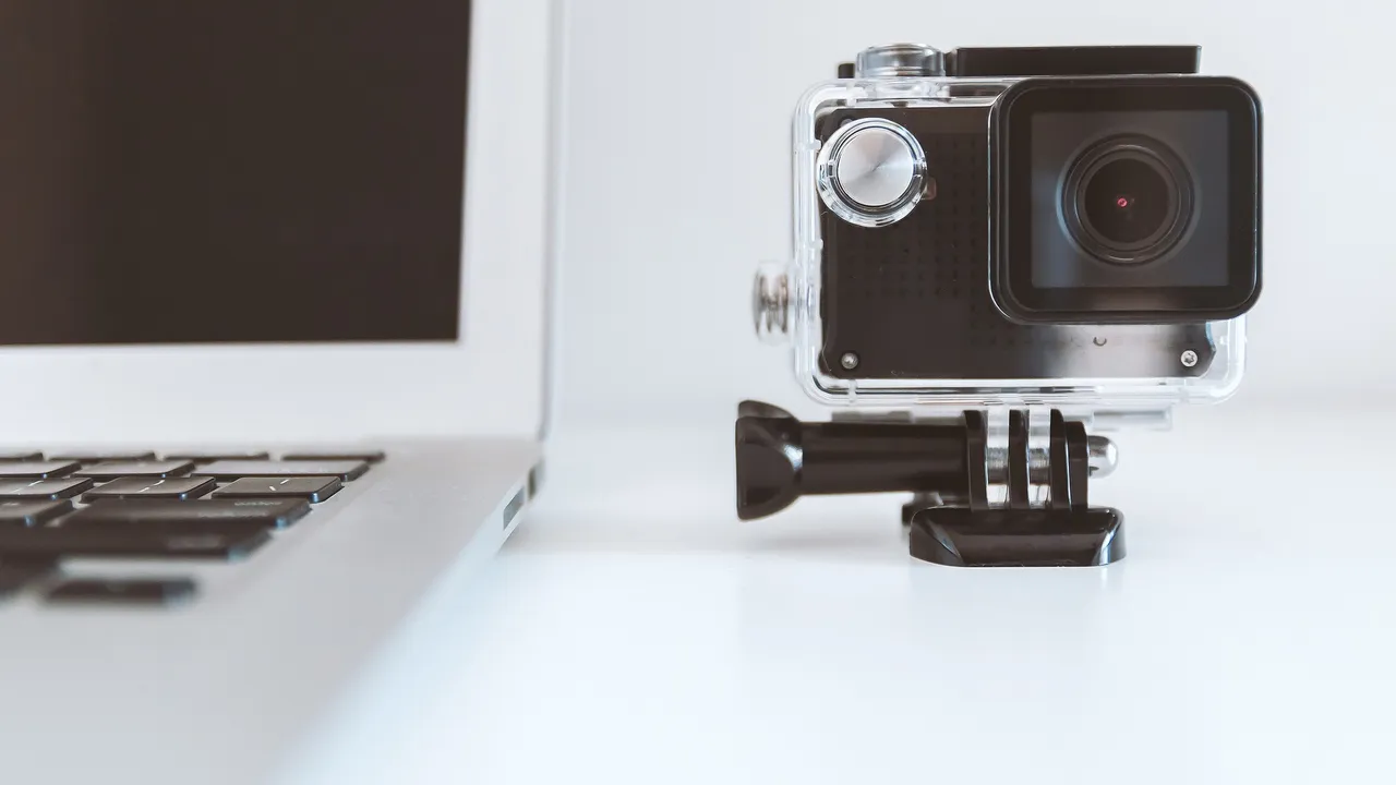 Technology - Mac Book neben GoPro