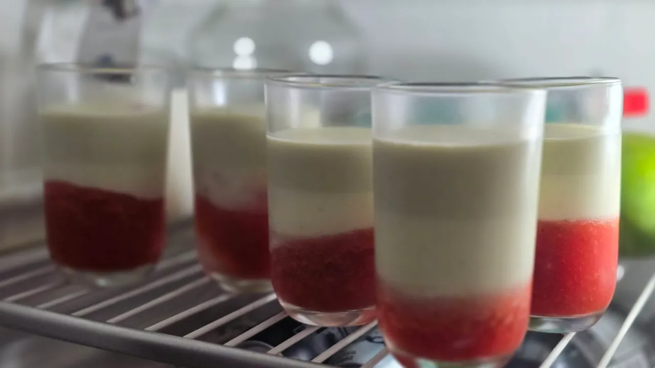 Dreischichtige Panna Cotta - Minze, Zitrone, Erdbeere