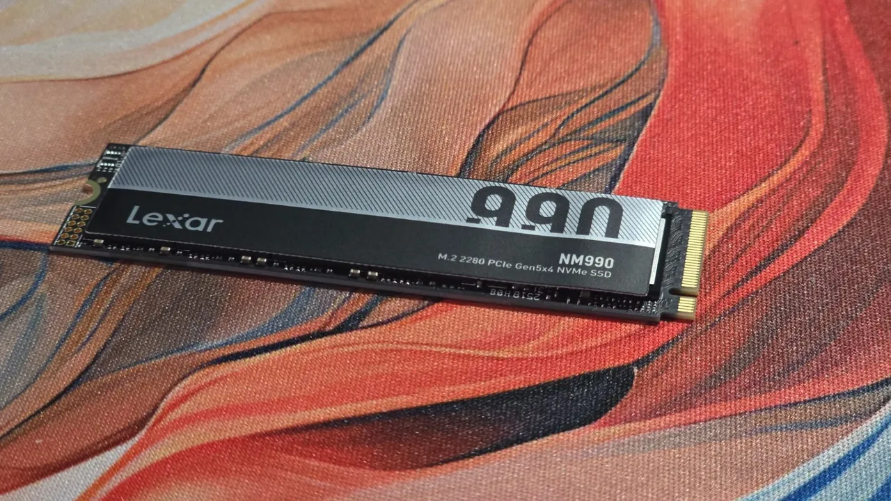 Die Lexar NM990 auf dem Cherry XTRFY XL Mauspad.