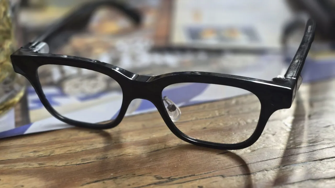 Rokid Glasses - AR brille mit grünem Display, Kamera und Ton.