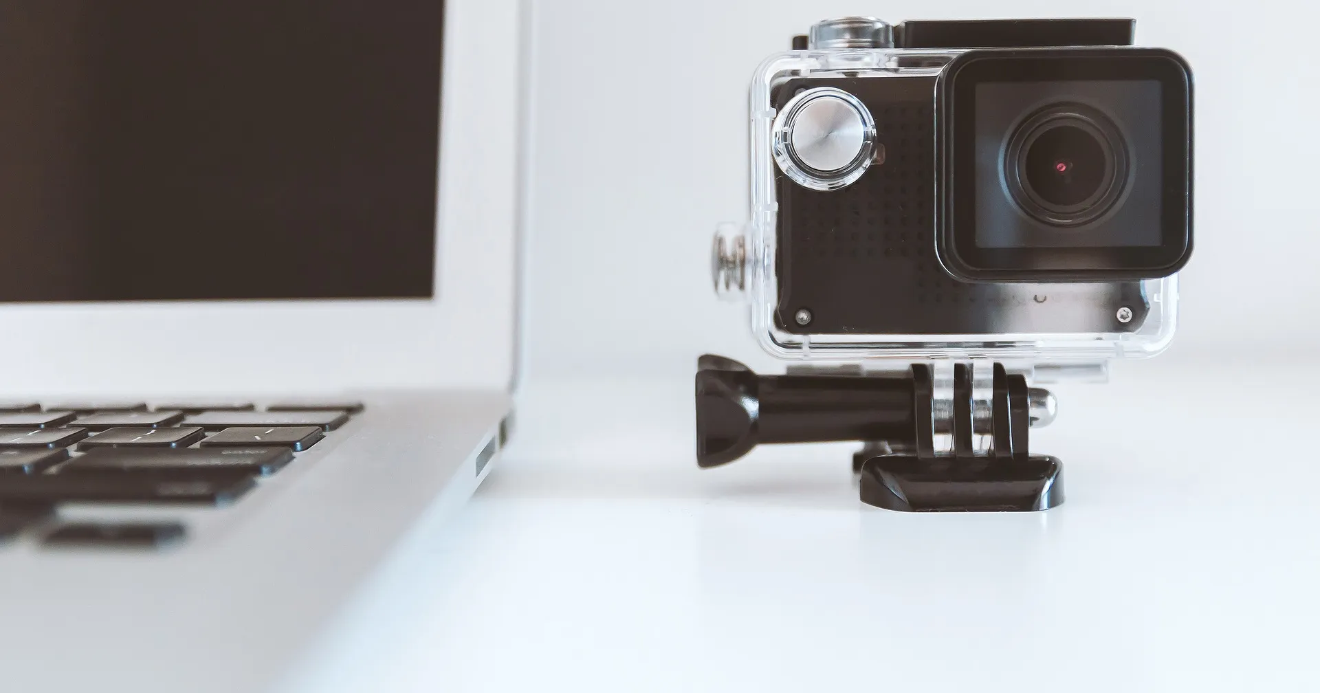 Technology - Mac Book neben GoPro