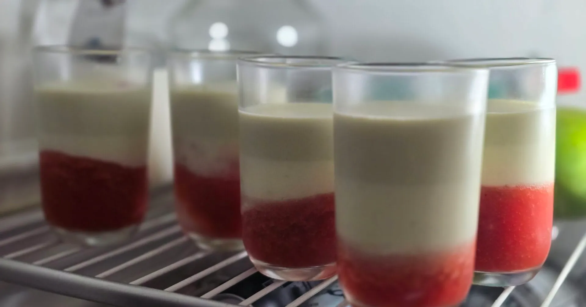 Dreischichtige Panna Cotta - Minze, Zitrone, Erdbeere