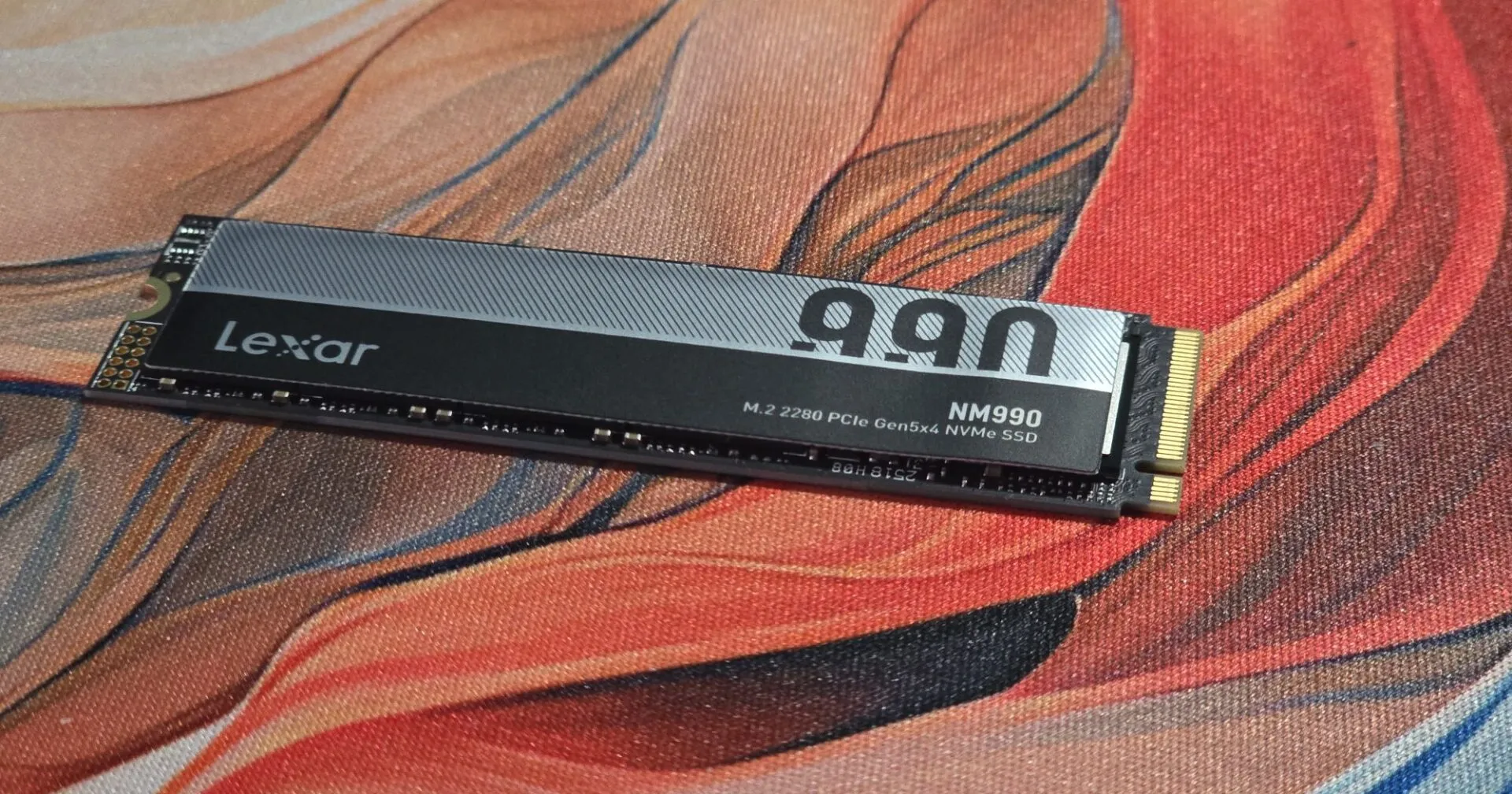 Die Lexar NM990 auf dem Cherry XTRFY XL Mauspad.