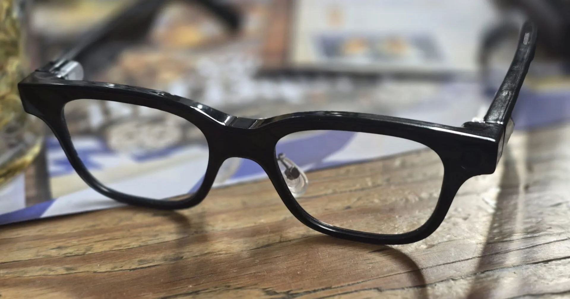 Rokid Glasses - AR brille mit grünem Display, Kamera und Ton.