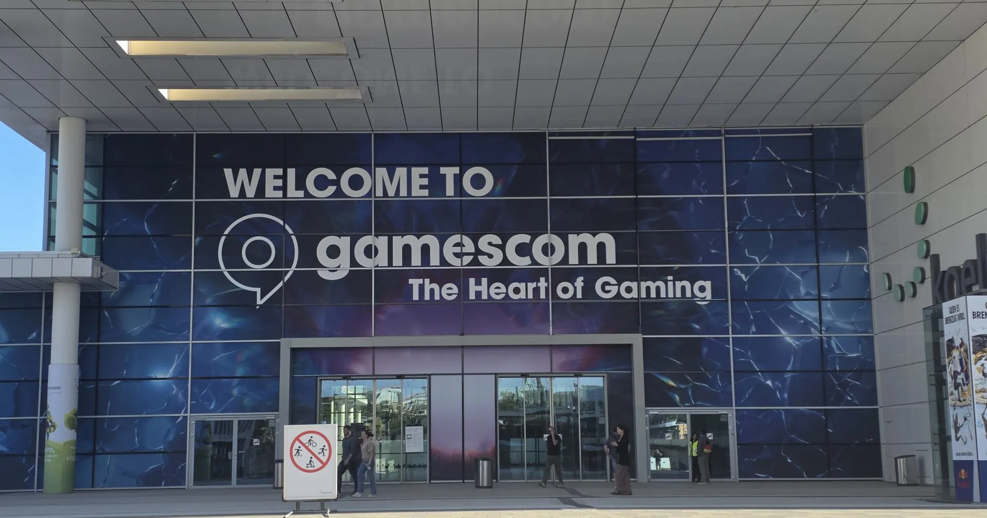 Der Südeingang der gamescom 2026 am Tag vor der Eröffnung.