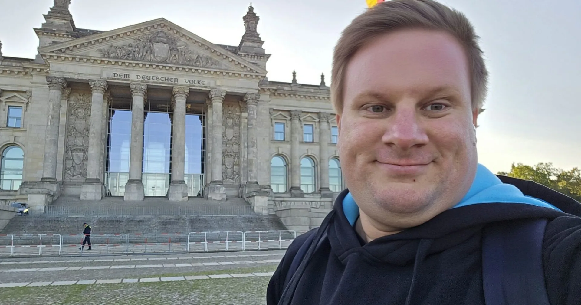 Huskynarr vor dem Reichstagsgebäude in Berlin zur IFA 2025 - Bild: Huskynarr