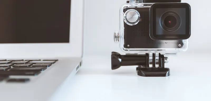 Technology - Mac Book neben GoPro