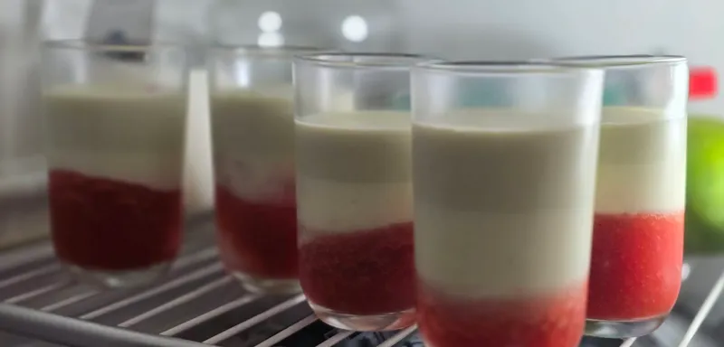Dreischichtige Panna Cotta - Minze, Zitrone, Erdbeere
