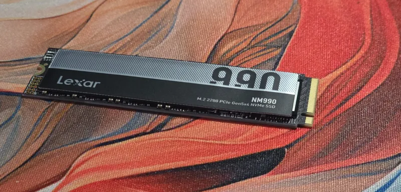 Die Lexar NM990 auf dem Cherry XTRFY XL Mauspad.