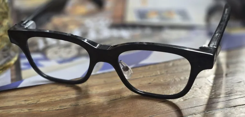 Rokid Glasses - AR brille mit grünem Display, Kamera und Ton.