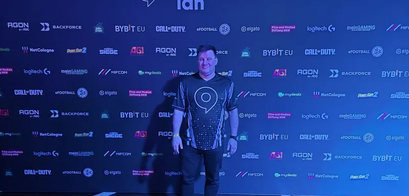 Huskynarr auf der gamescom LAN 2026 - Vor der Fotowand