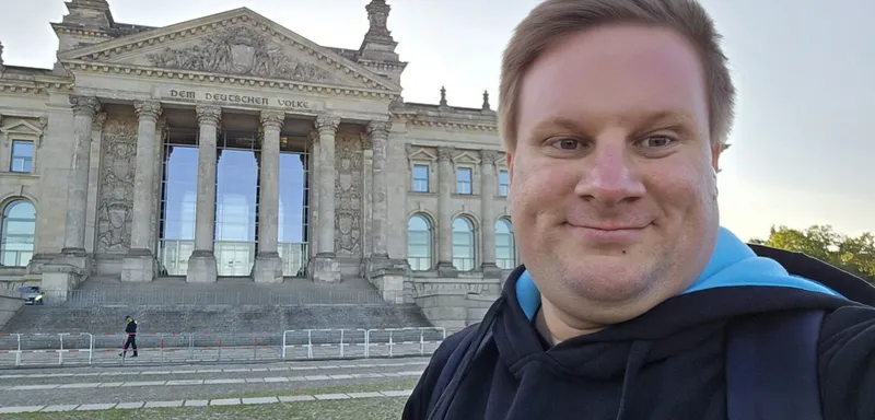 Huskynarr vor dem Reichstagsgebäude in Berlin zur IFA 2025 - Bild: Huskynarr
