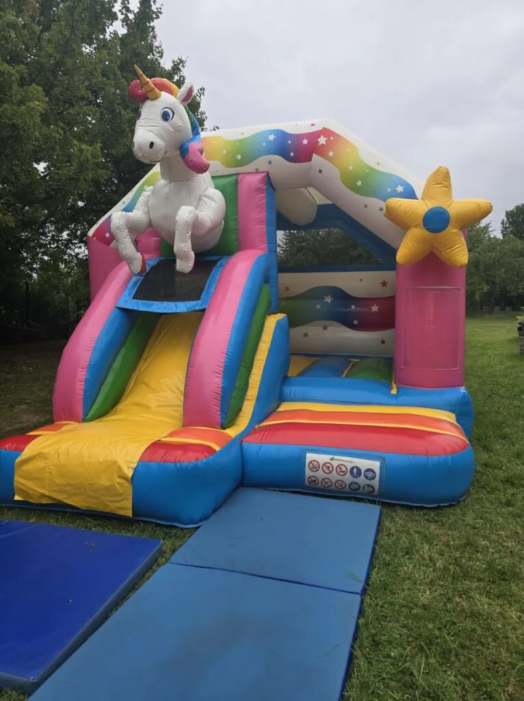 Einhorn Hüpfburg - Nicht nur Kids nutzen die Gelegenheit.
