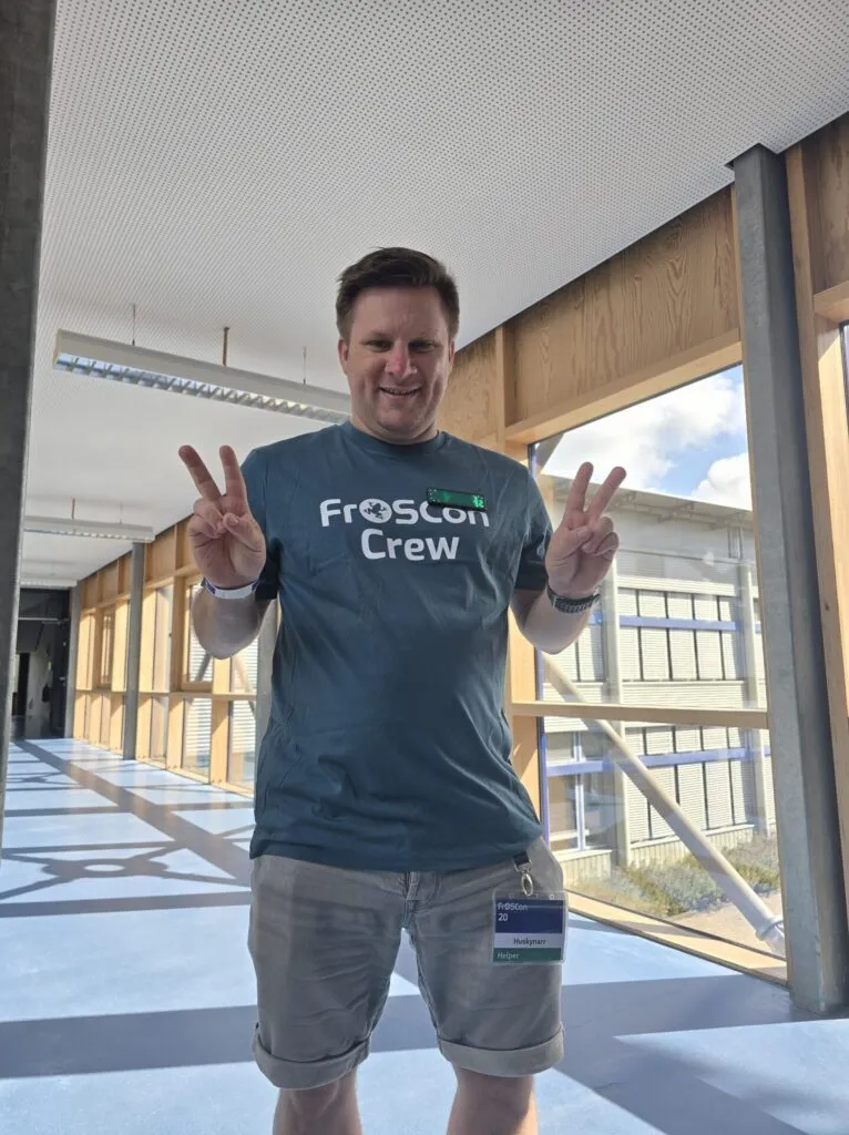 Seltenes Exemplar eines Huskynarr im FrOScon Crew Shirt.