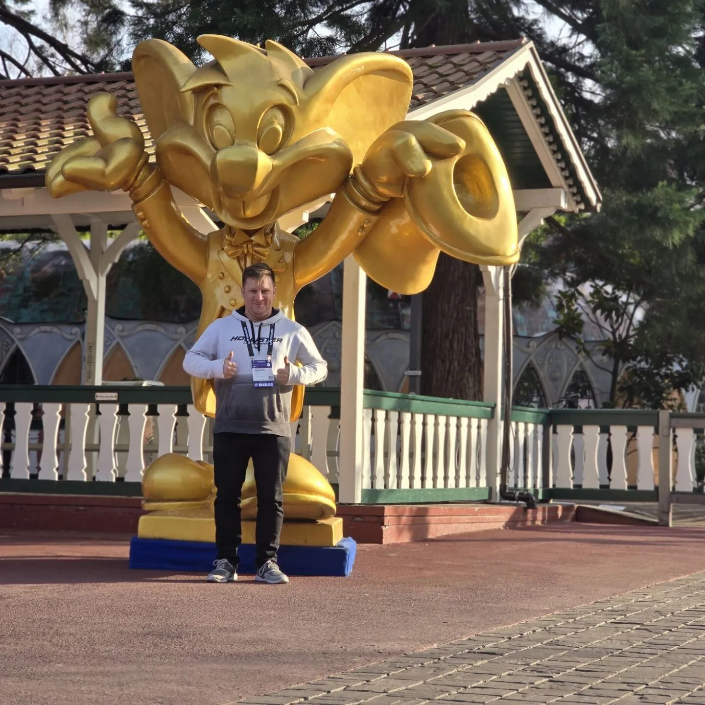 Das obligatorishce Bild mit Ed, dem Maskotchen von Europa Park darf natürlich nicht fehlen. - Bild: Huskynarr
